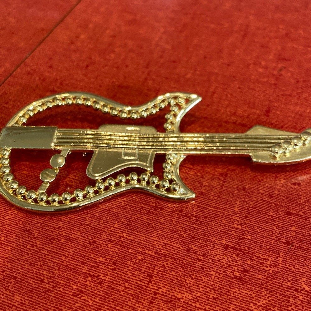 Gold-tone guitar brooch/pin